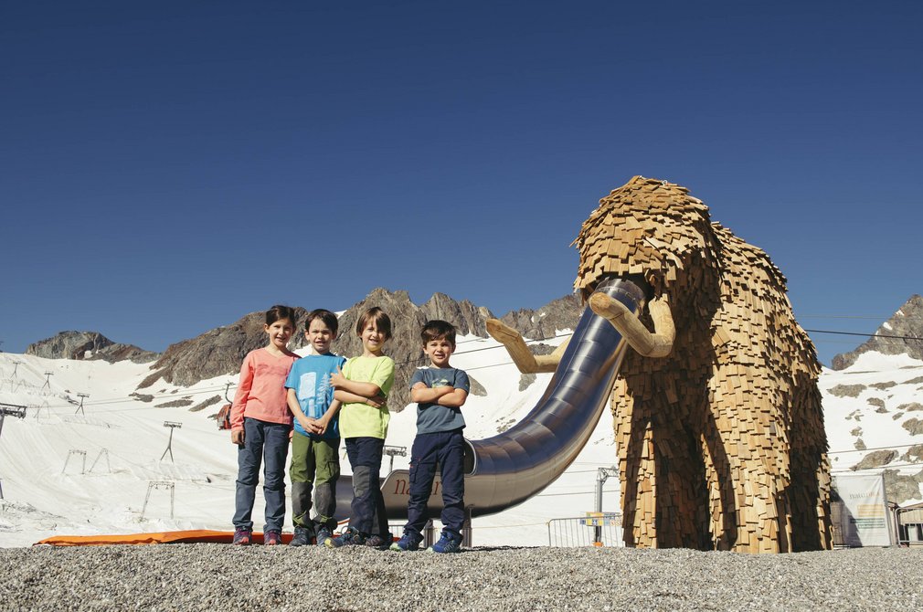 Dzieci mamut alpejski plac zabaw lodowiec Stubai