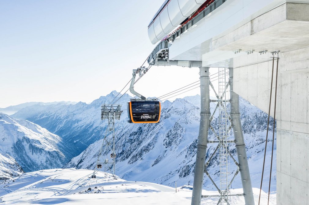 3S Eisgratbahn cabins, Eisgrat mountain station, Stubai Glacier ski lift support access