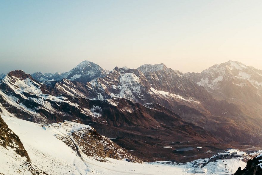 Aussichtsplattform mit Bergpanorama