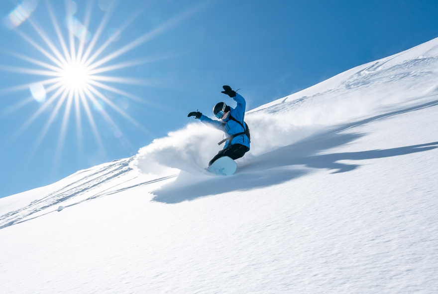 Snowboarder im Gelände