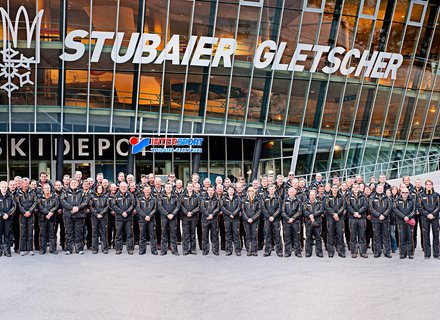 Teamfoto Mitarbeiter vor Gamsgarten Talstation