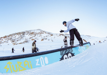 Snowboarder auf Rail bei der Session bei den Stubai Zoo Park & Test Days