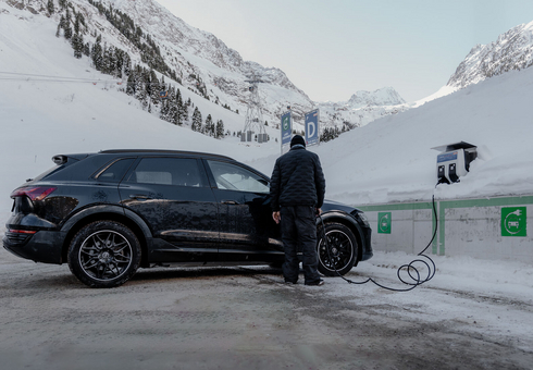 E-Tankstellen an der Talstation Stubaier Gletscher, ein Gast lädt sein Elektroauto auf