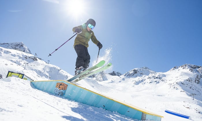 Kind springt über Box in der easy line im Snowpark Stubai Zoo Spring Garden