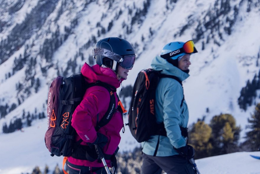 Skifahrer mit rotem Anorak und Skifahrer mit hellblauem Anorak