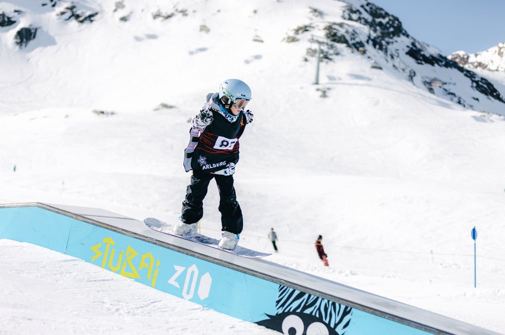 Kind beim Subai Zoo Rookie Clash auf einer Box im Stubai Zoo Spring Garden am Stubaier Gletscher