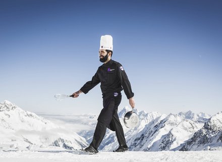 Küchenchef David Kostner vom Schaufelspitz Restaurant vor Winterkulisse Stubaier Gletscher