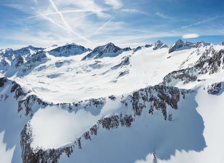 Panoramabild auf das Skigebiet im Winter