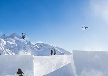 Freestyle Springen mit Skiern im Snowpark des Stubaier Gletschers