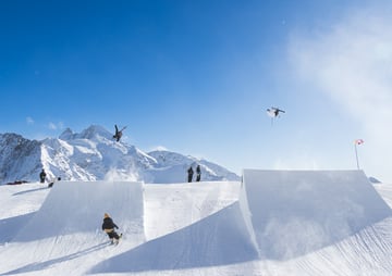 Freestyle Springen mit Skiern im Snowpark des Stubaier Gletschers