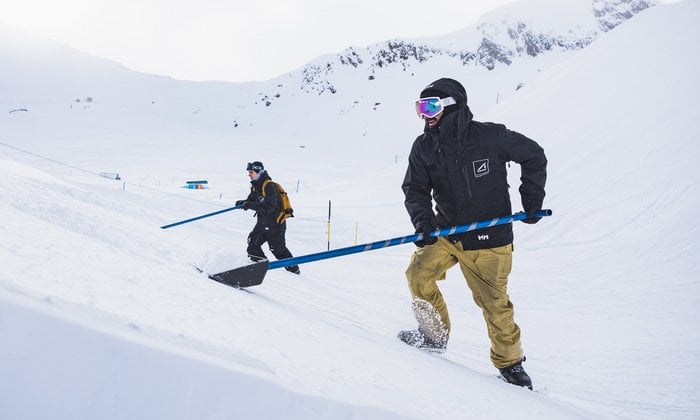 zwei Männer shapen im Stubai Zoo Snowpark 
