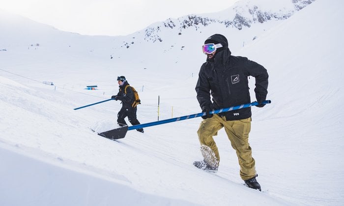 zwei Männer shapen im Stubai Zoo Snowpark 