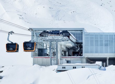 Eisgratgondel Einfahrt Mittelstation