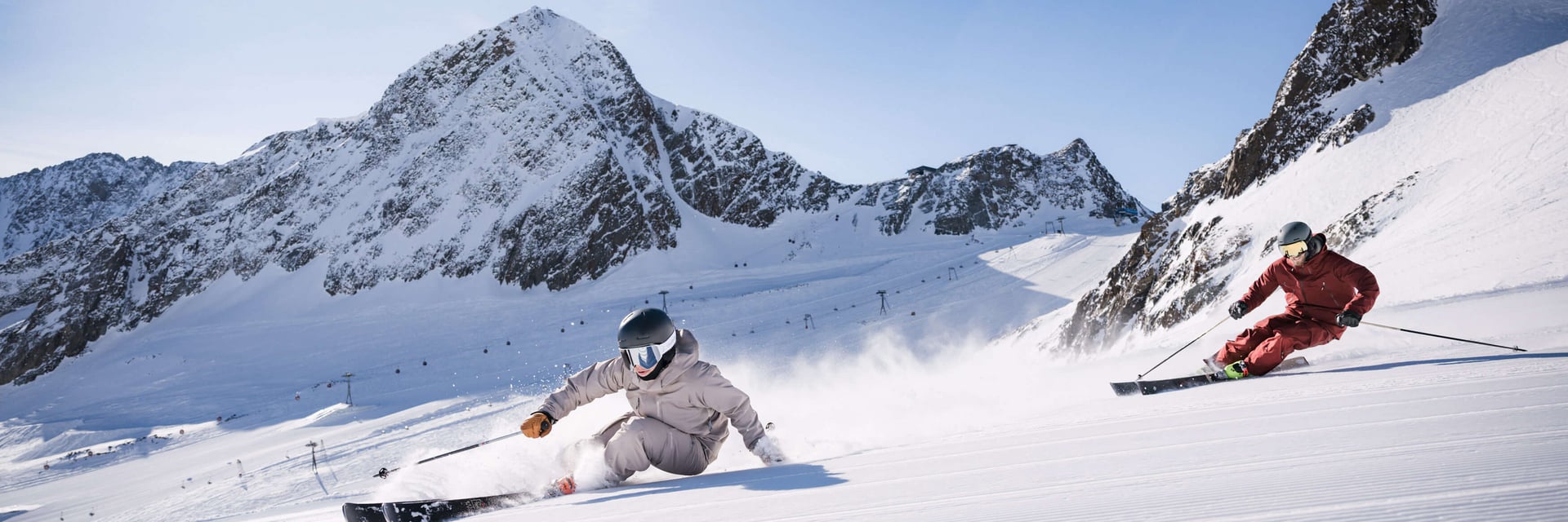 Zwei Skifahrer carven am Daunenferner im Skigebiet nahe Innsbruck
