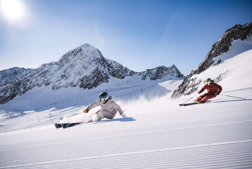 Zwei Skifahrer carven am Daunferner 