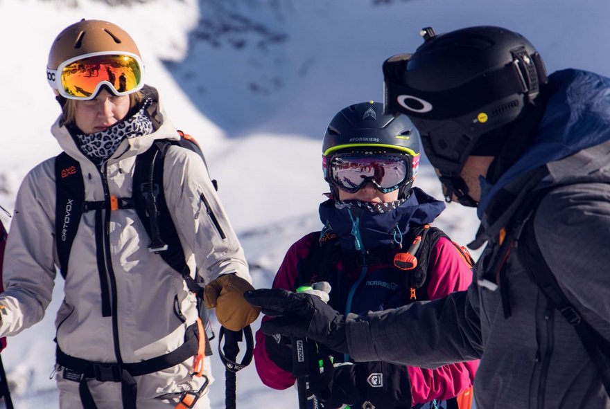 Drei Skifahrerinnen sprechen miteinander 