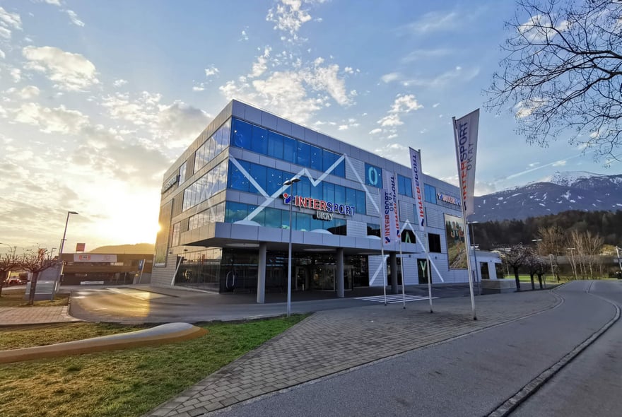 Gebäudeansicht  vom Intersport Okay Ost beim DEZ 