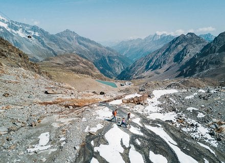 Luftaufnahme von Familienwanderung am Stubaier Gletscher in Tirol