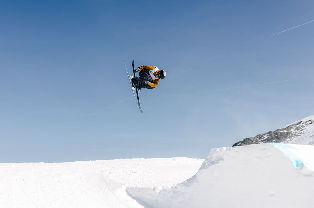Kind beim Subai Zoo Rookie Clash auf einem Kicker im Stubai Zoo Spring Garden am Stubaier Gletscher