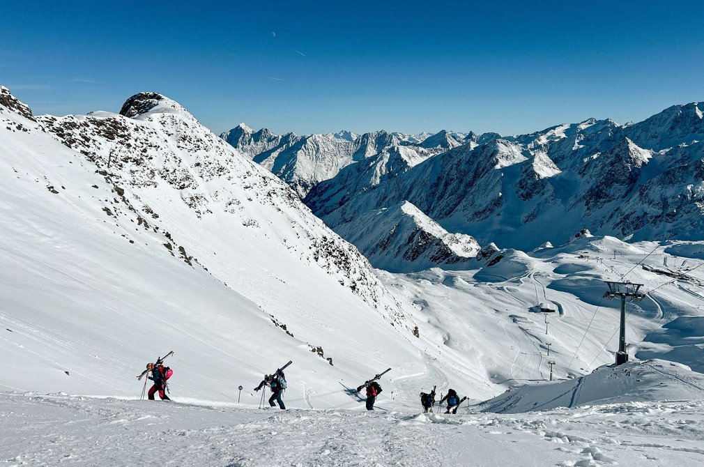 Event: Powder Department Ladies Days, Ladies beim Aufstieg mit geschulterten Ski