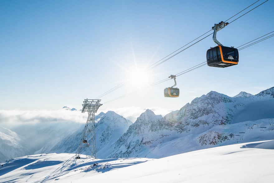 Gondole kolei 3S Eisgratbahn zimą
