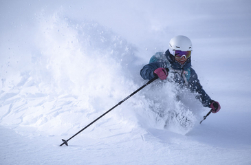 Freeriderin im Tiefschnee bei den Powder Department Ladies Days