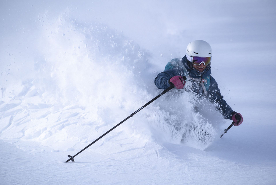 Freeriderin im Tiefschnee bei den Powder Department Ladies Days
