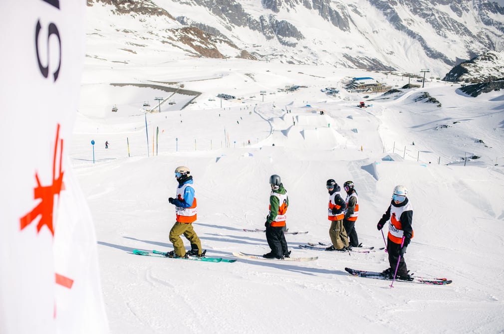 Teilnehmer:innen beim Subai Zoo Rookie Clash im Stubai Zoo Spring Garden am Stubaier Gletscher