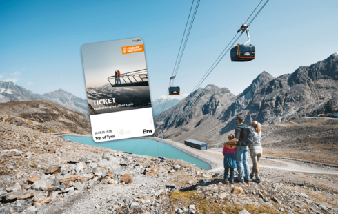Online Ticket - Keycard mit Wanderfamilie im Hintergrund