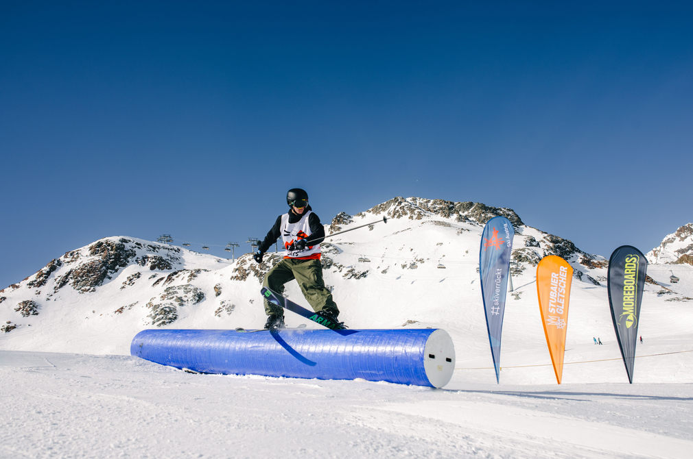 Kind beim Subai Zoo Rookie Clash auf einer Tube im Stubai Zoo Spring Garden am Stubaier Gletscher