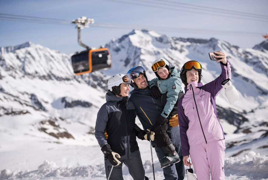 Familie macht ein Selfie am Stubaier Gletscher 