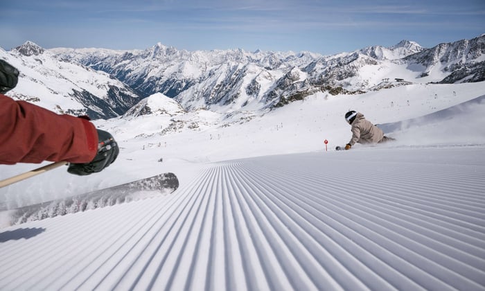Skifahrerin und Skifahrer aus der Point-of-View Perspektive am Stubaier Gletscher