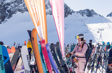 Faction Stand am Eisgrat bei den Powder Department Ladies Days