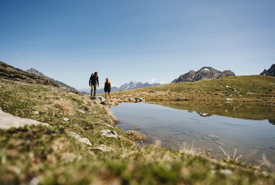 Mann und Frau beim Wandern am Stubaier Gletscher 